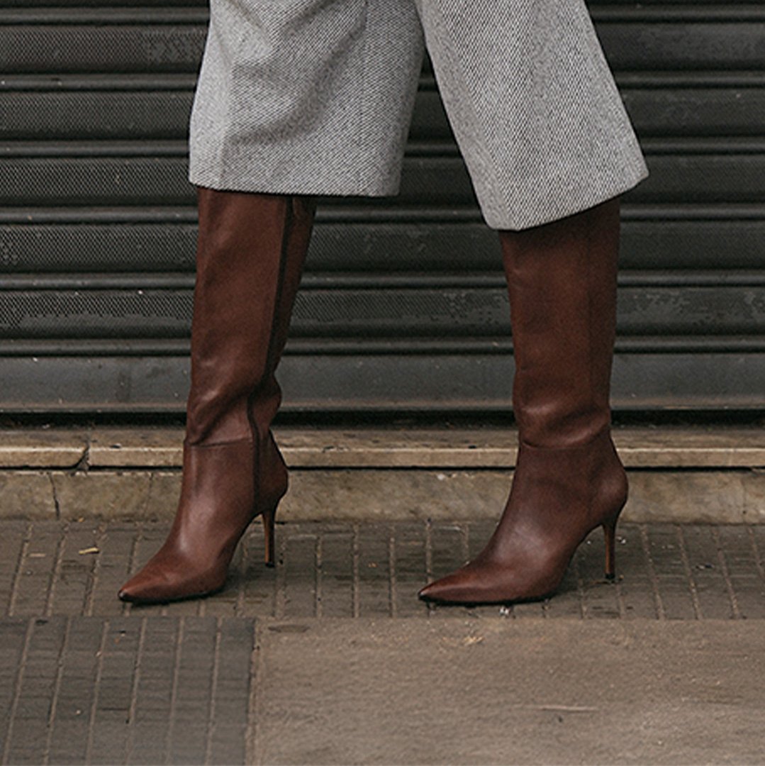 Descubra como usar a bota marrom — o item-desejo da temporada — em 5 combinações estilosas e versáteis para o inverno. 