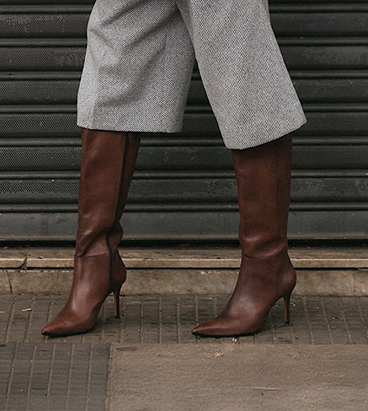 Descubra como usar a bota marrom — o item-desejo da temporada — em 5 combinações estilosas e versáteis para o inverno. 