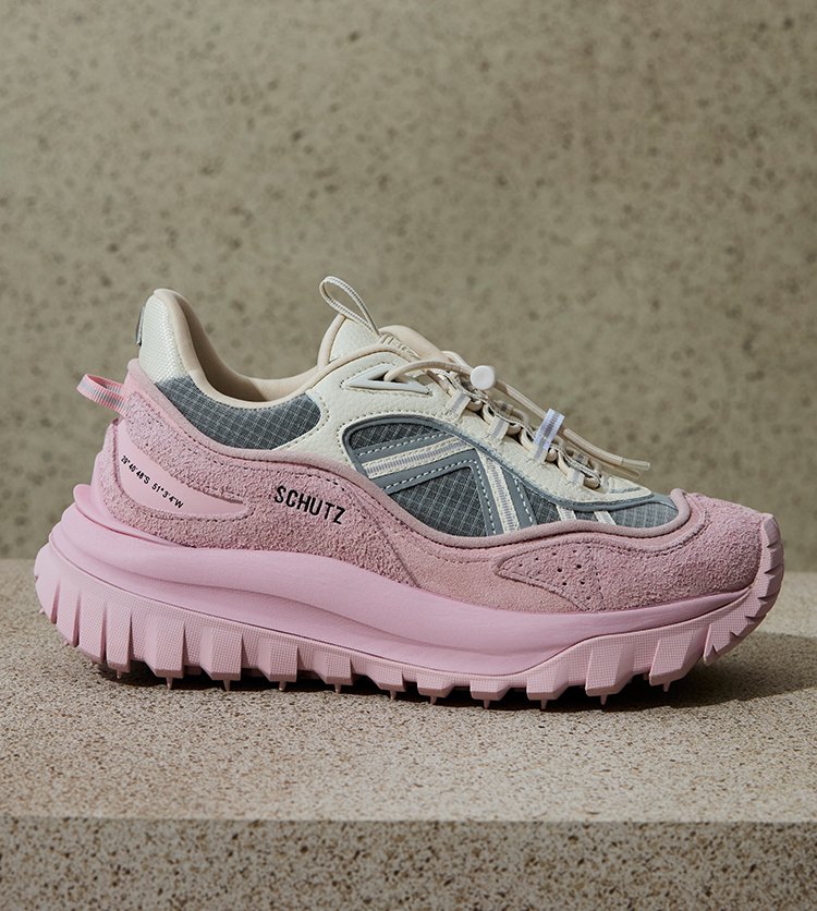 Sim, é totalmente possível ser estilosa e elegante usando tênis! O sneaker deixou de ser apenas um item casual e passou a ser o toque moderno e despretensioso que transforma qualquer look.