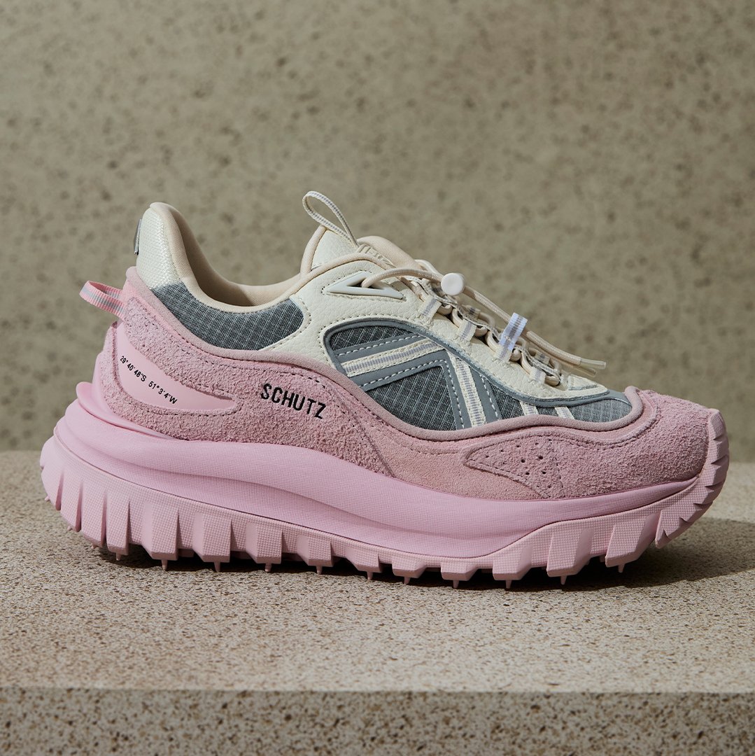 Sim, é totalmente possível ser estilosa e elegante usando tênis! O sneaker deixou de ser apenas um item casual e passou a ser o toque moderno e despretensioso que transforma qualquer look.