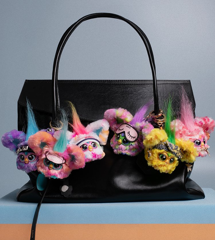 Bag charms são o novo must-have: conheça a collab exclusiva Schutz & Furby e colecione seus favoritos.