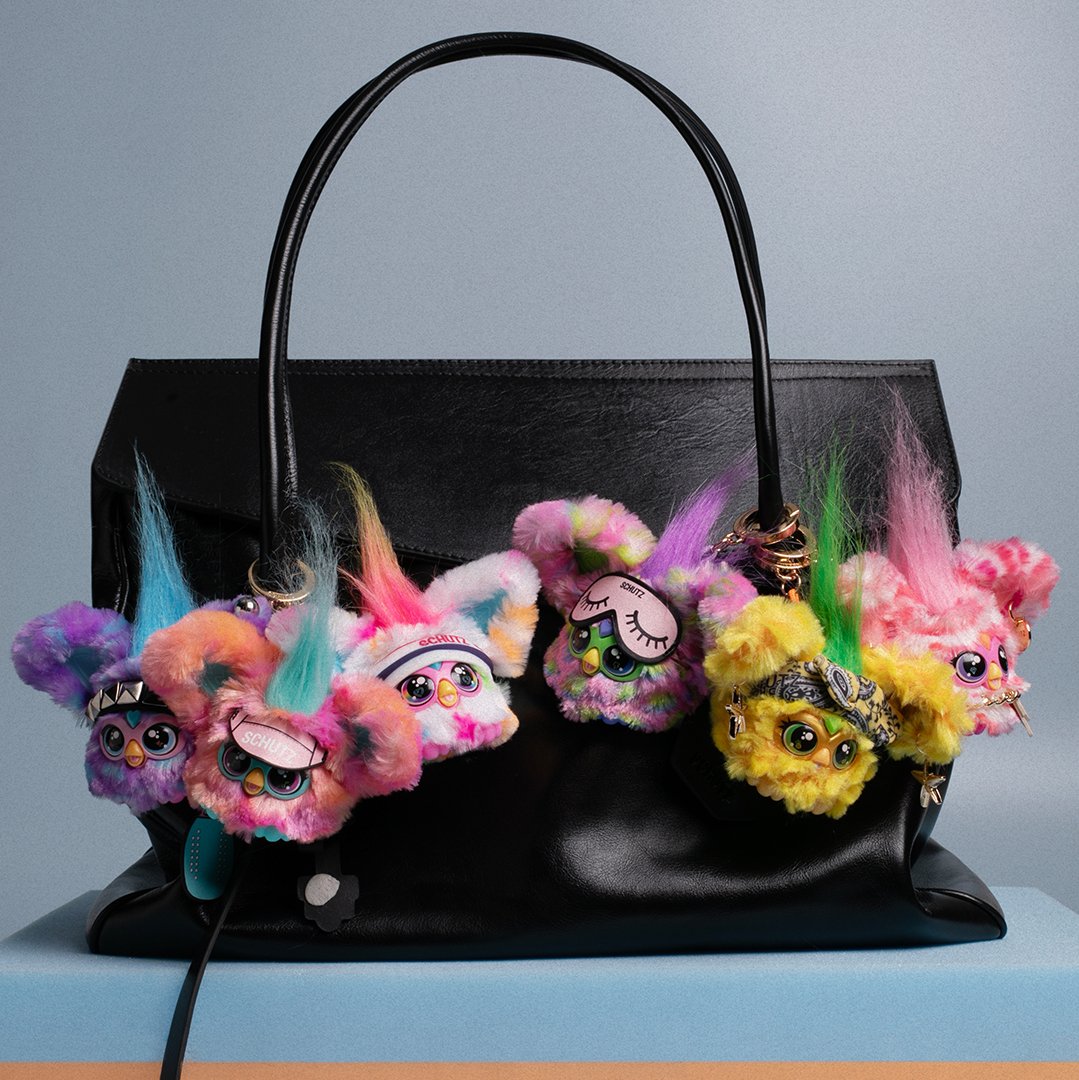 Bag charms são o novo must-have: conheça a collab exclusiva Schutz & Furby e colecione seus favoritos.