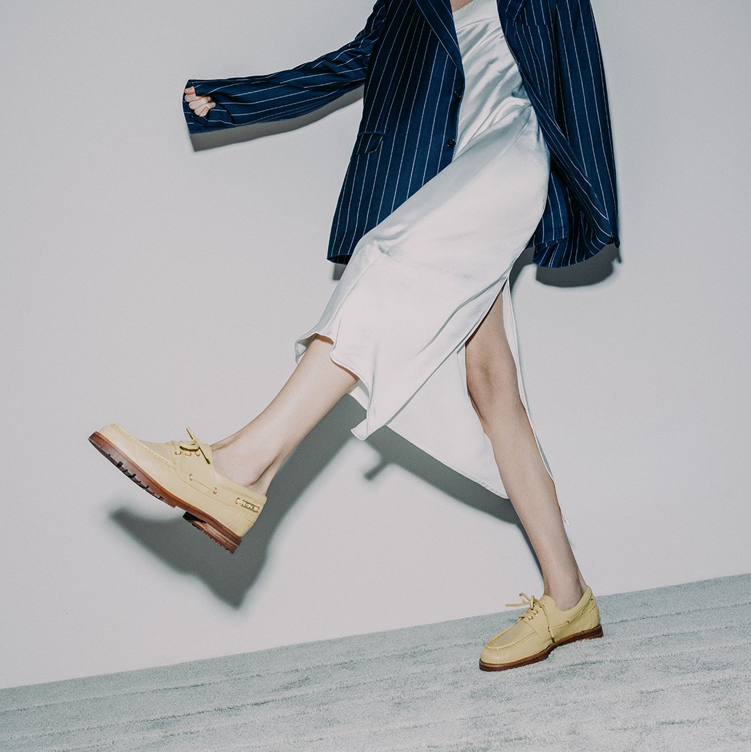 O clássico náutico repaginado: estilo, conforto e atitude para os looks urbanos do verão.