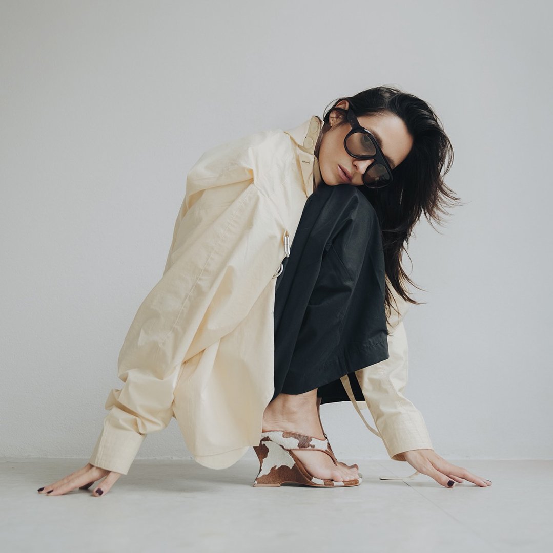 As thong sandals voltam com força nesta temporada, unindo minimalismo, conforto e atitude fashion. Confira como usar!