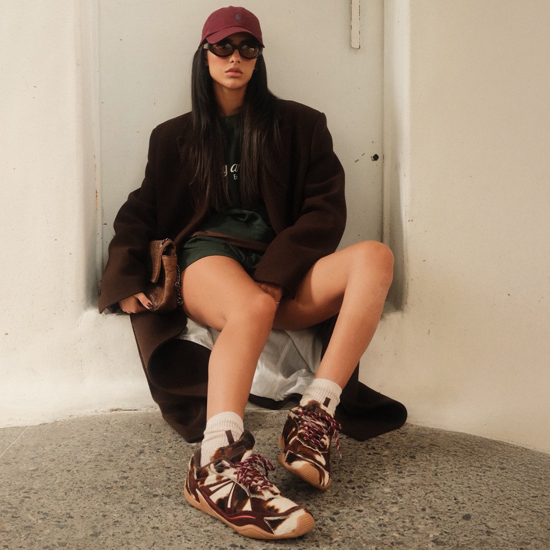 Descubra o tênis favorito das trendsetters nesta temporada e eleve seus looks agora.