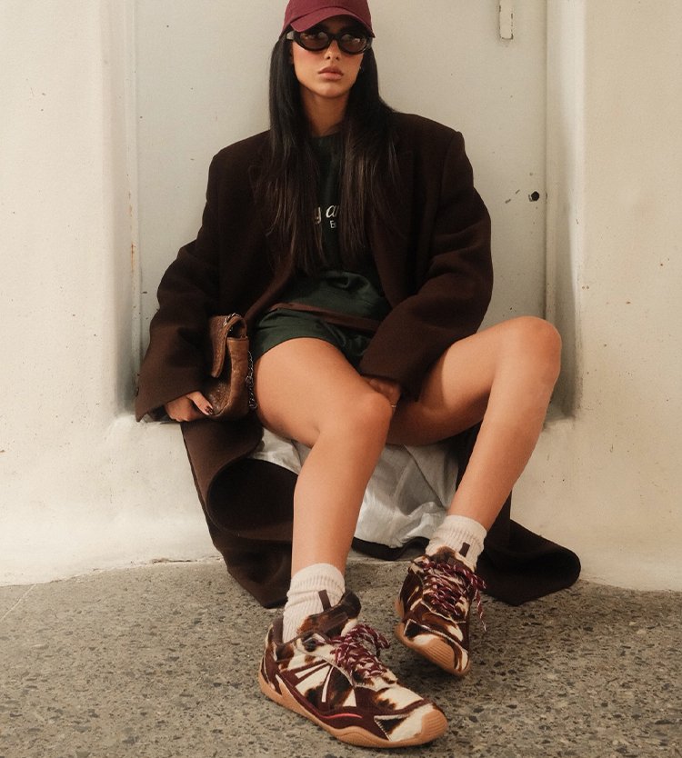 Descubra o tênis favorito das trendsetters nesta temporada e eleve seus looks agora.