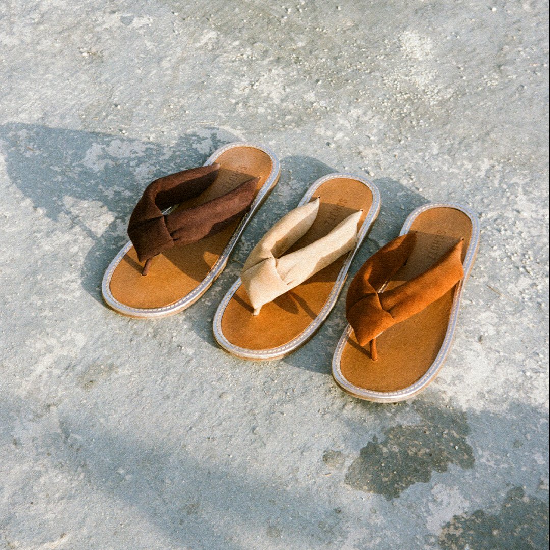 Ícones do verão, é impossível pensar em looks leves e não considerar flip flops para vestir os pés. O modelo democrático que te acompanha da praia ao trabalho é item indispensável na summer bag, seja qual for o destino. 