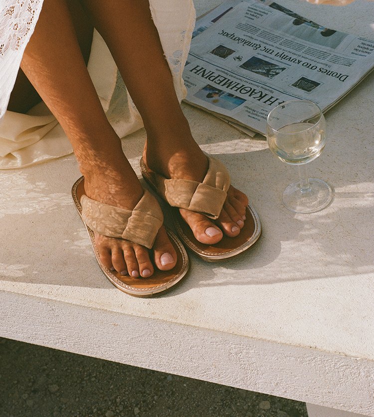 Ícones do verão, é impossível pensar em looks leves e não considerar flip flops para vestir os pés. O modelo democrático que te acompanha da praia ao trabalho é item indispensável na summer bag, seja qual for o destino. 