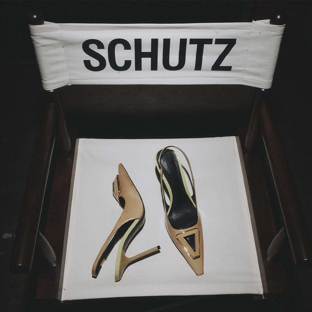 Descubra por que os slingbacks e kitten heels voltaram aos holofotes.