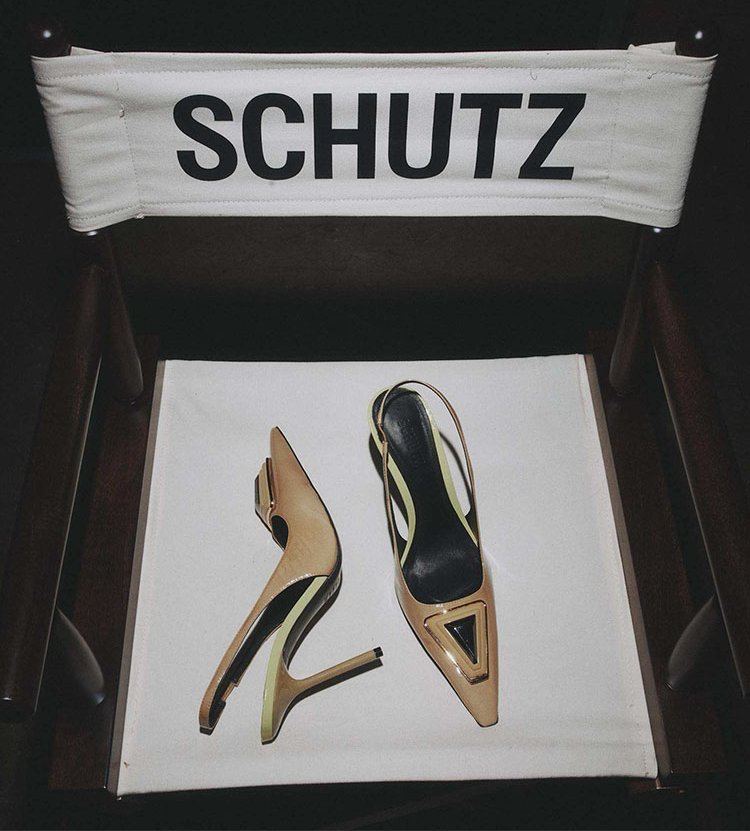 Descubra por que os slingbacks e kitten heels voltaram aos holofotes.