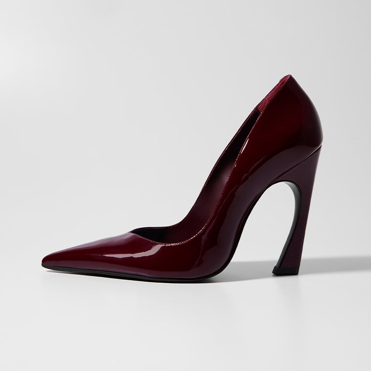 O scarpin vinho virou febre entre as it girls e, para te ajudar a aderir essa tendência, selecionamos inspirações de looks e 9 modelos estilosos. Check it out!