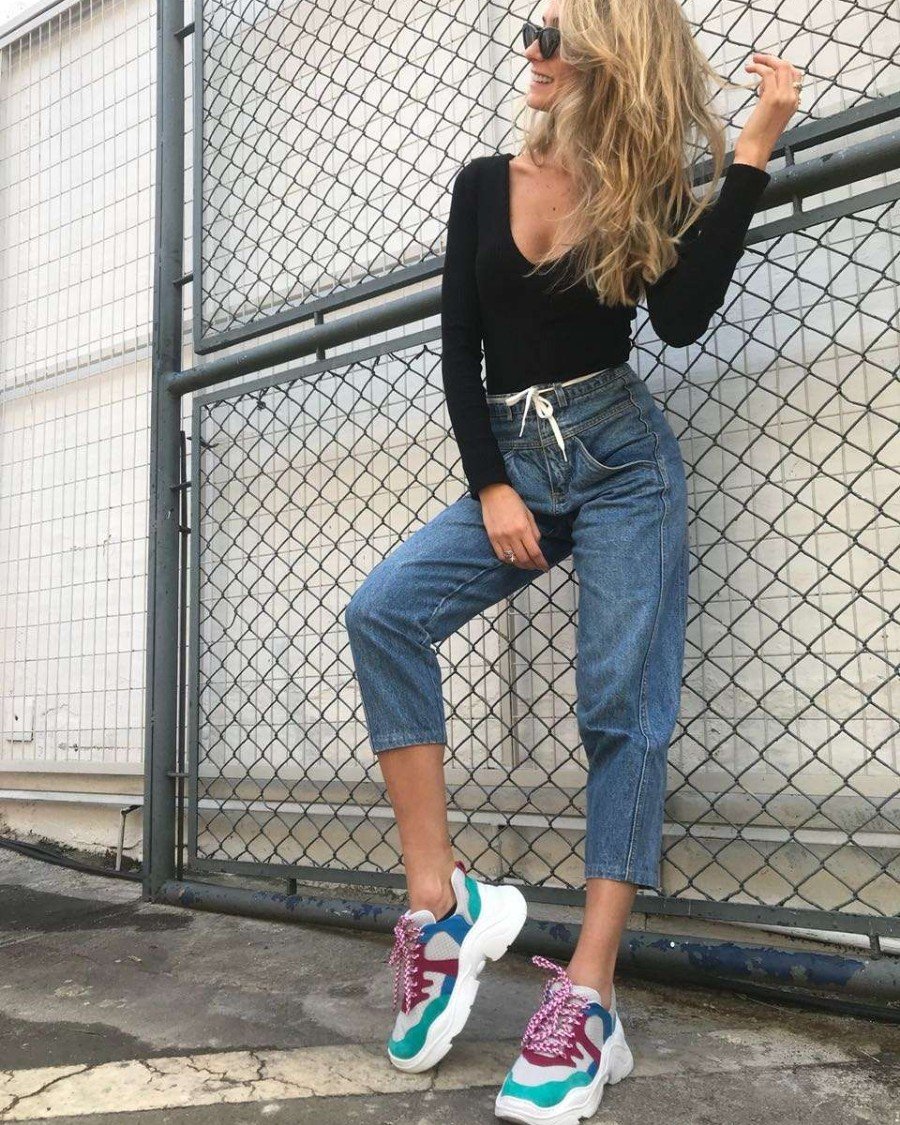 Широкие джинсы женские с кроссовками