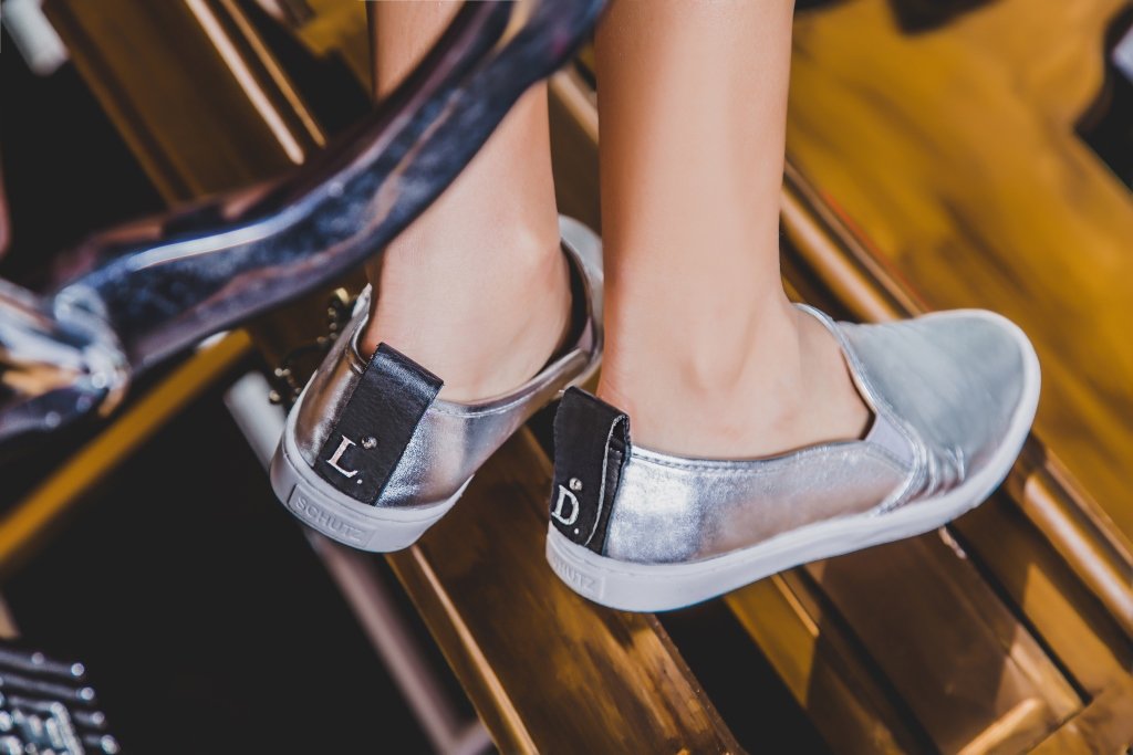 SCHUTZ WHITE SOLE ME: GET THE TREND HERE.