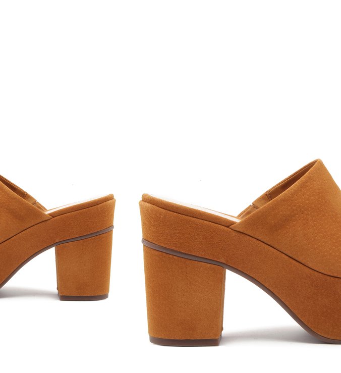 Sandália Clog Nobuck Caramel Sandália Clog Nobuck Caramel