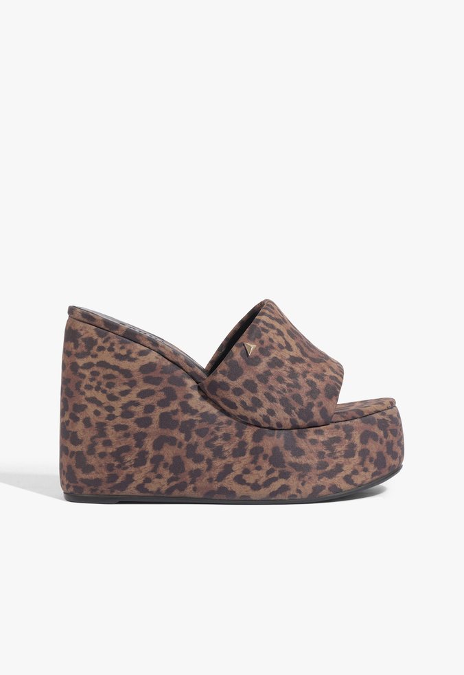 Sandália Plataforma Bico Redondo Adornos Couro Animal Print