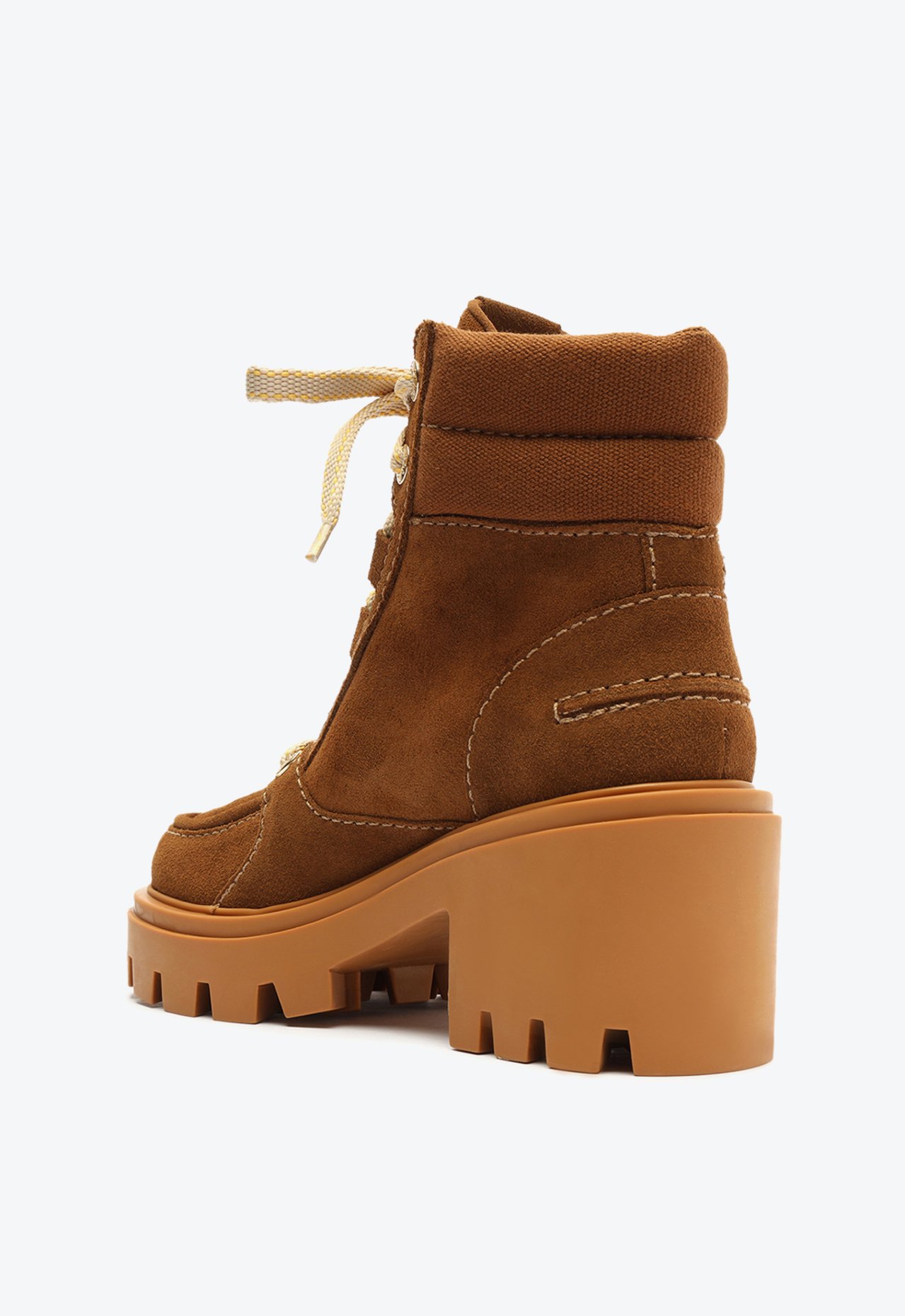 Bota tratorada sale de camurça