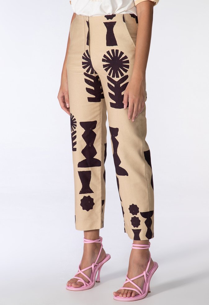 Calça Reta Augusta Artsy Sarja Bege e Preta Calça Reta Augusta Artsy Sarja Bege e Preta