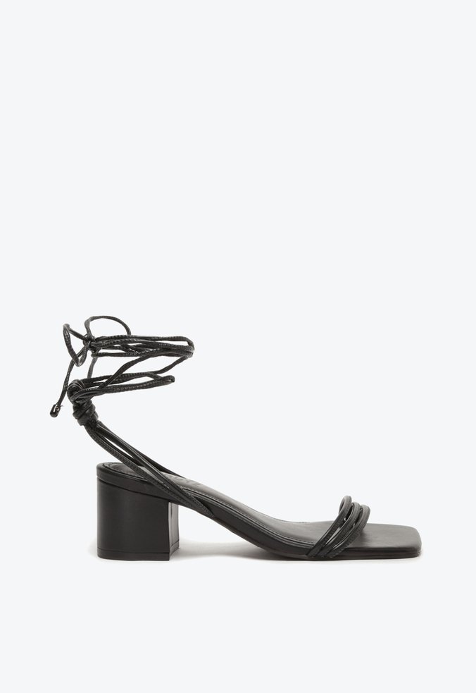 Sandália Tiras Salto Fino Preta