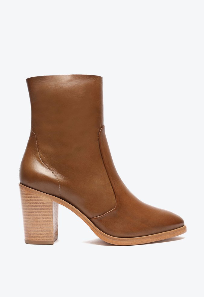 Bota Salto Bloco Cano Médio Couro Caramelo