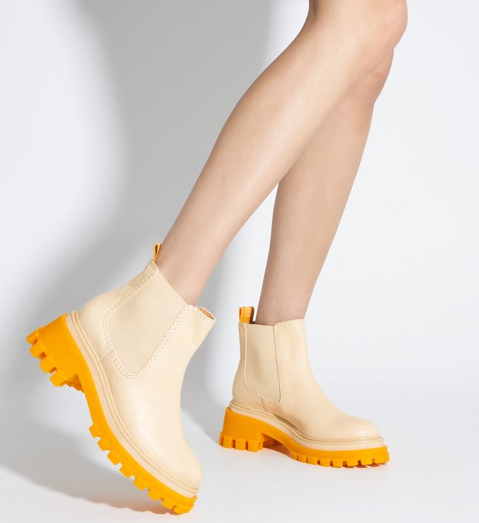 Bota Chelsea Cano Baixo Salto Tratorado Creme e Amarelo Bota Chelsea Cano Baixo Salto Tratorado Creme e Amarelo