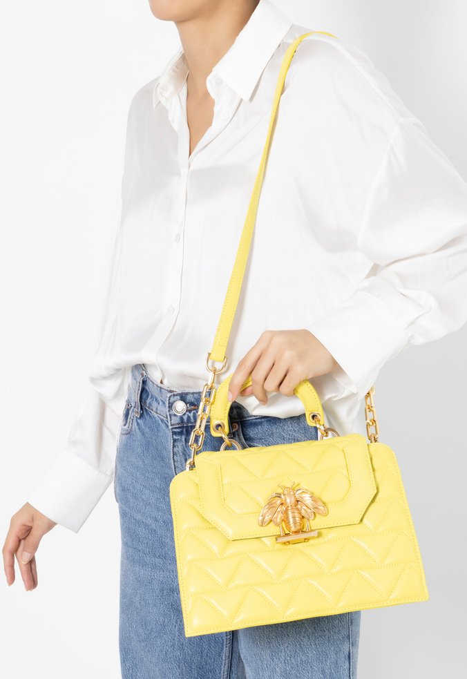 Bolsa Tiracolo Believe Grande Matelassê Couro Amarela