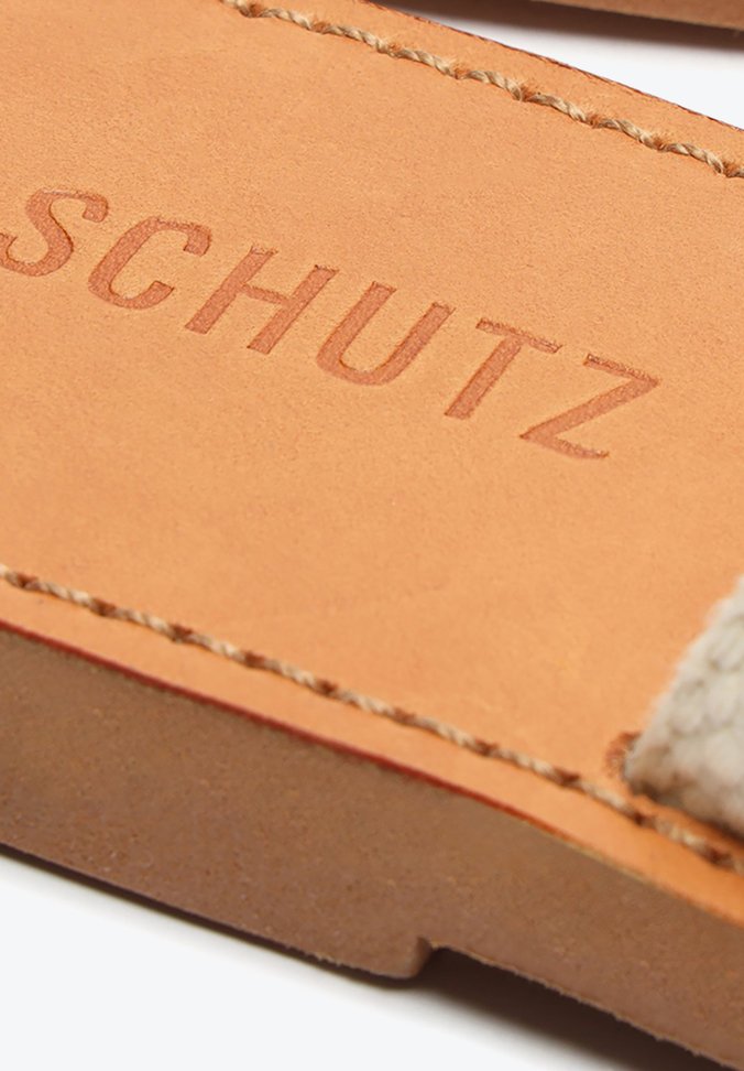 Sandália Rasteira Slide Tecido Schutz Branca Sandália Rasteira Slide Tecido Schutz Branca
