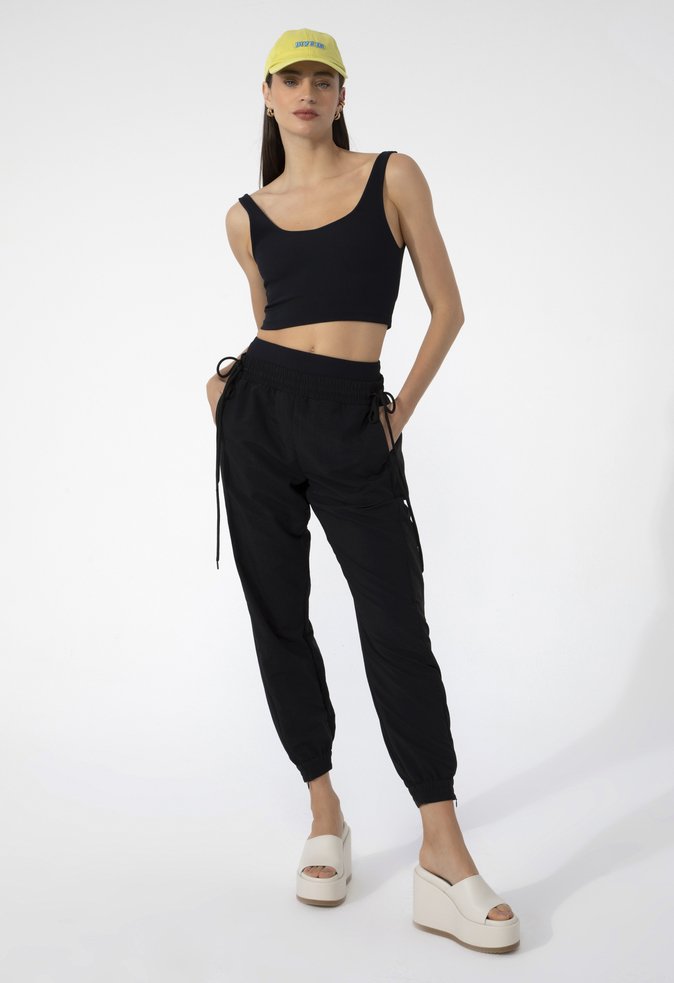 Calça Nelly Em Nylon Preta
