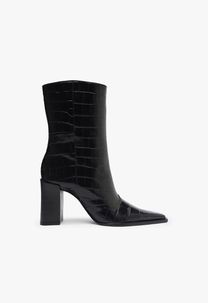 Bota Raffaela Couro Croco Preta