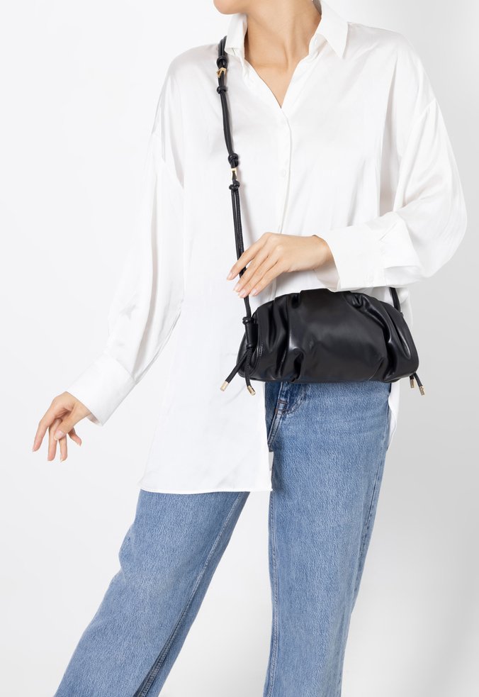 Bolsa Pouch Kaya Couro Preta