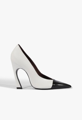 Scarpin Lexi Bico Fino Couro Branco e Preto