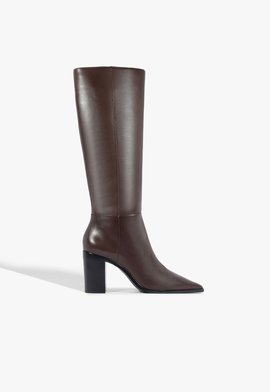 Carteira compacta em tom marrom-chocolate com acabamento em efeito glitter sutil. Possui design minimalista com recorte em "V" na frente e fechamento em zíper. Ideal para levar o essencial com um toque de brilho e sofisticação.