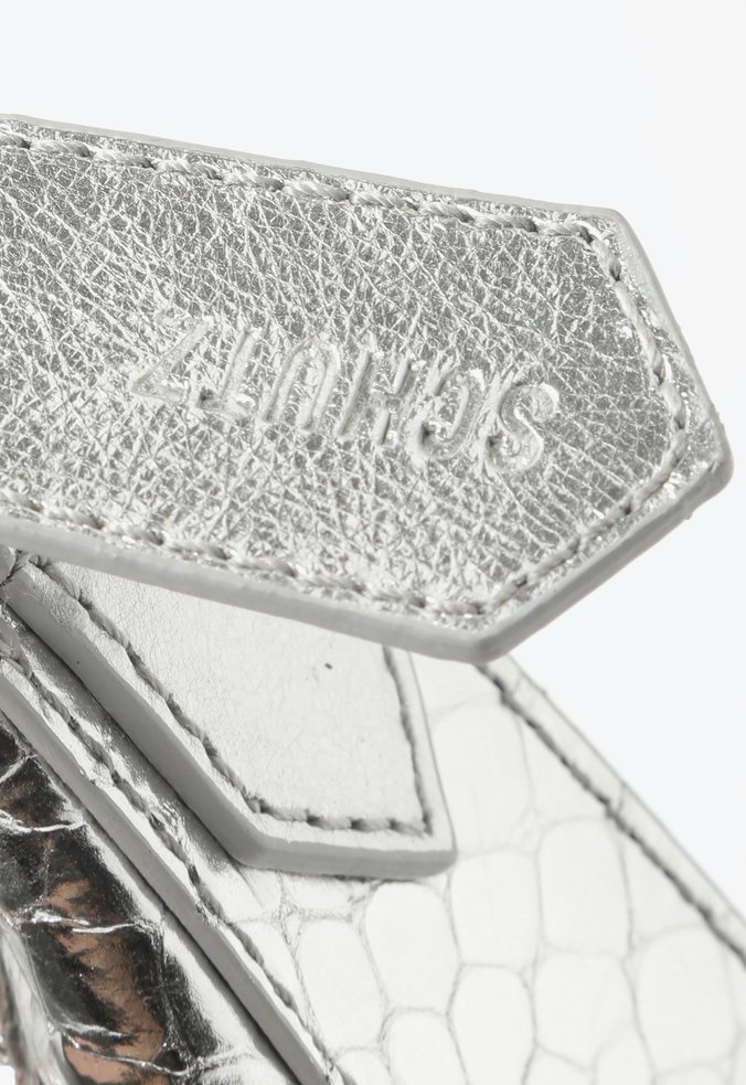Bolsa Tiracolo Lavínia de Couro Prateada Bolsa Tiracolo Lavínia de Couro Prateada