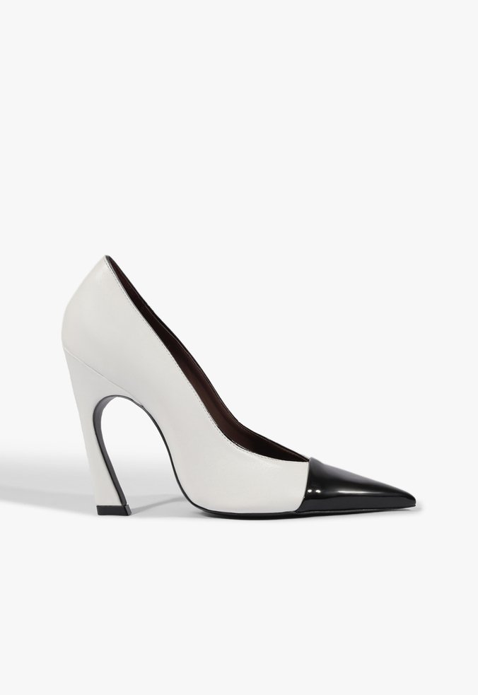 Scarpin Lexi Bico Fino Couro Branco e Preto