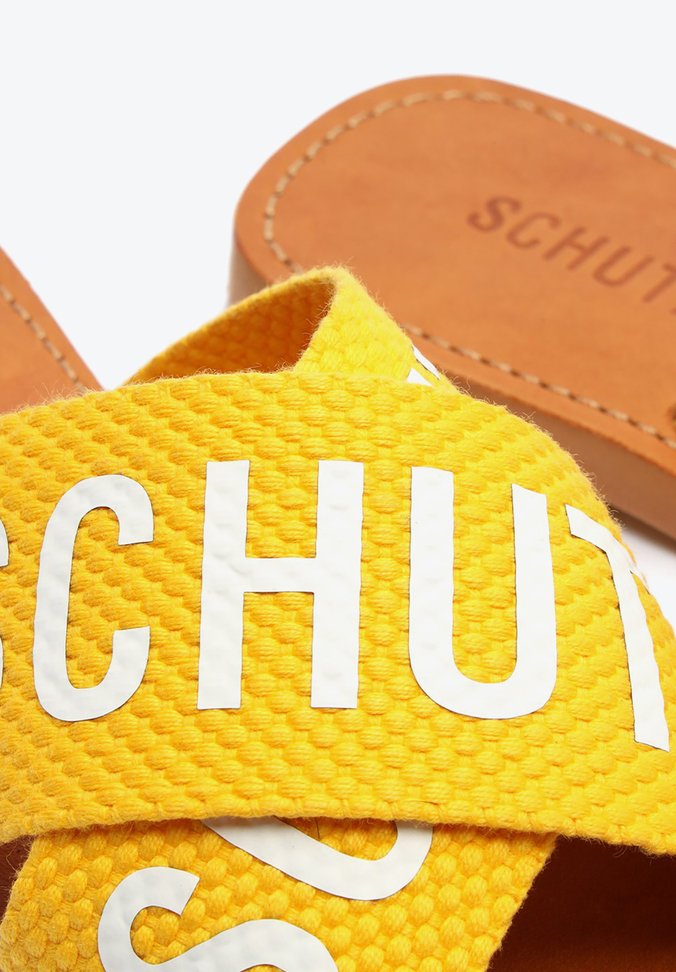 Sandália Rasteira de X Schutz Logo Amarelo Sandália Rasteira de X Schutz Logo Amarelo