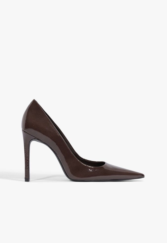 Scarpin Clara Bico Fino Couro Marrom