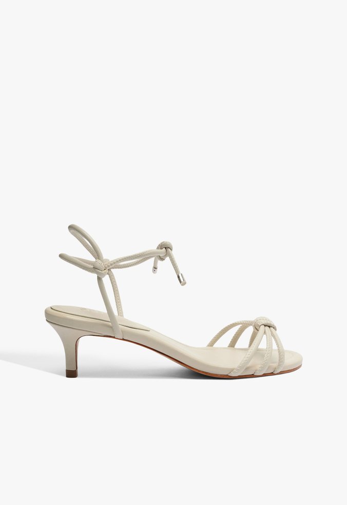 Sandália Off-White Salto Médio com Tiras