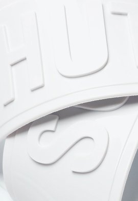 Sandália Rasteira de X Logo Schutz Jellys Branca