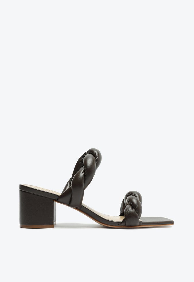 Sandália bico quadrado trançado marrom