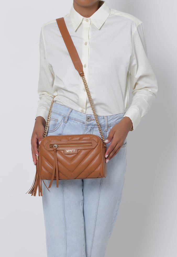 Bolsa Tiracolo Pequena Mirella Chevron Couro Marrom