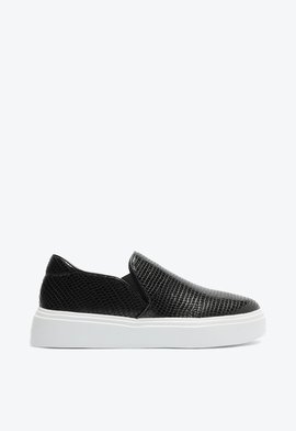 TÊNIS SLIP ON COURO PRETO