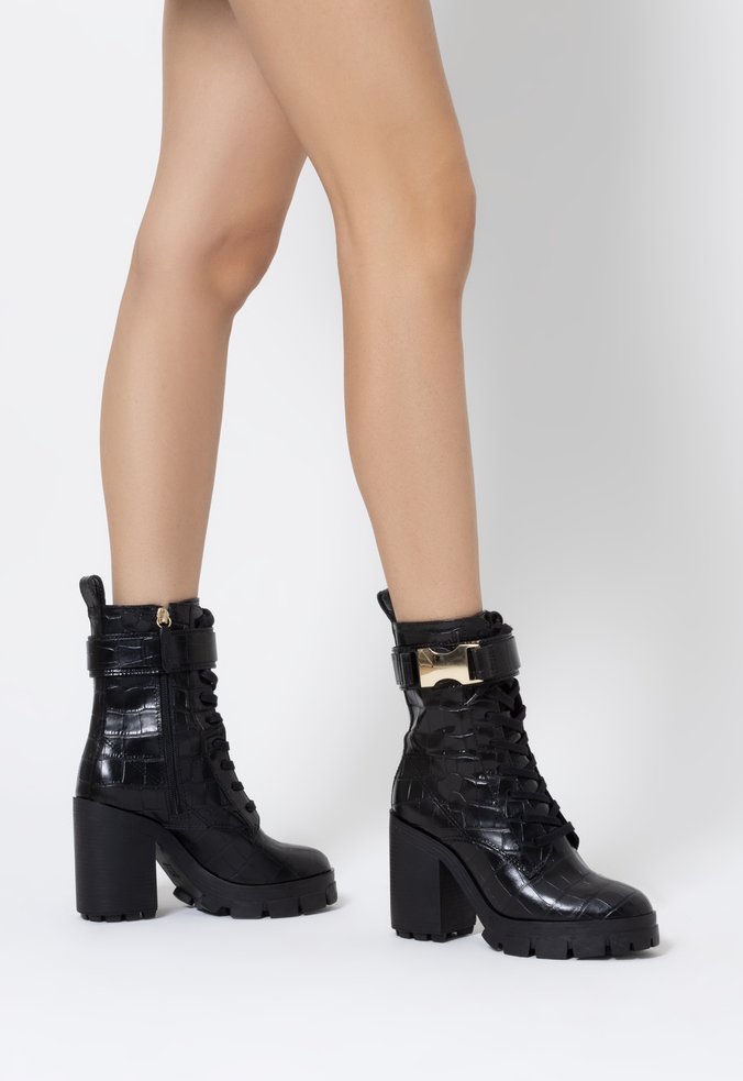 Bota Coturno Coturno Roslyn Buckle Couro Croco Preta