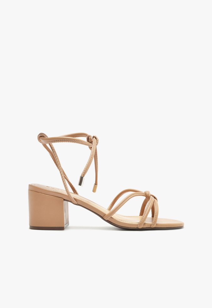シュシュ˚✧₊⁎❝᷀ົཽ≀ˍ̮ ❝᷀ົཽ⁎⁺˳✧༚ Sandália Salto Médio Suzy Nude | Schutz