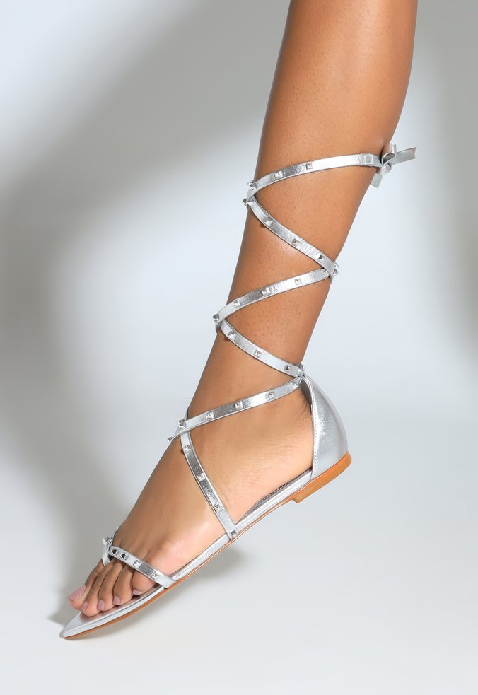 Sandália Rasteira Lacey Flat Couro Tachas Prata