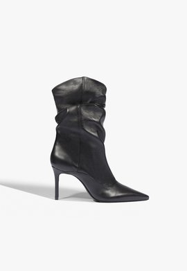 Bota Maryana Couro Preta
