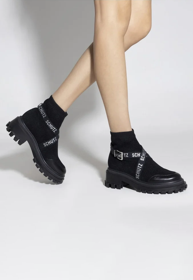 Bota Tratorada Logo Knit Preta | Schutz Bota Tratorada Logo Knit Preta | Schutz
