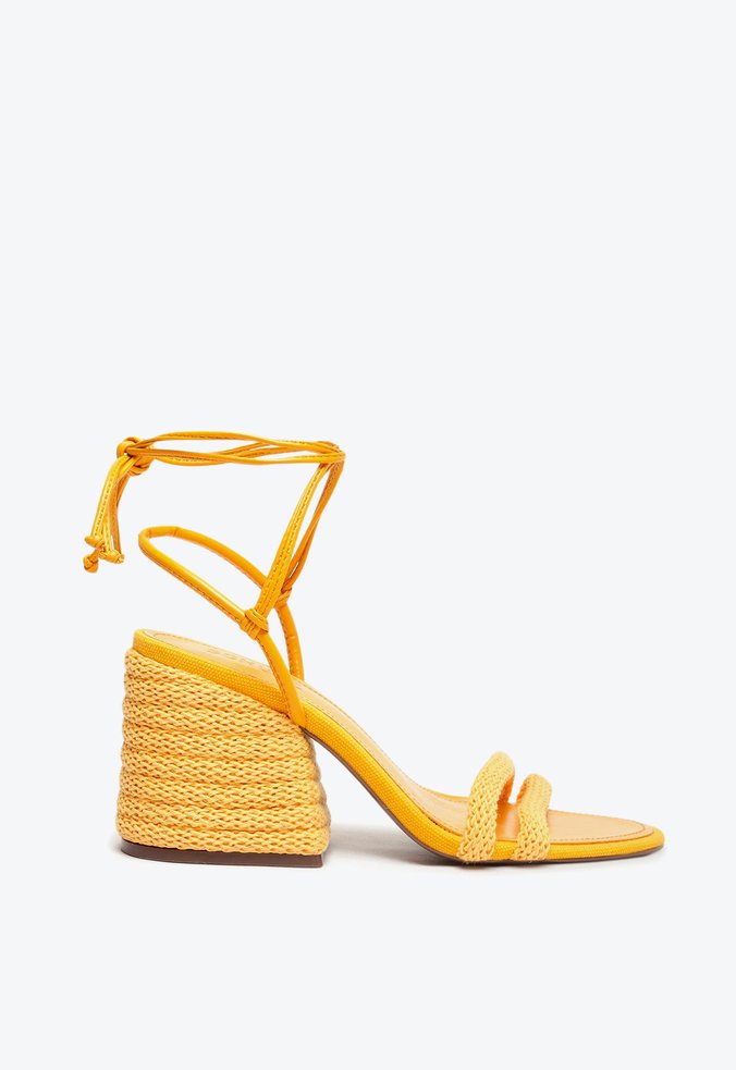 Sandalia amarela schutz 2025