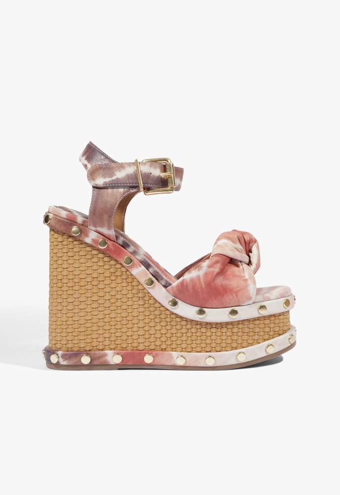 Sandália Plataforma Avery Tachas Couro Multicolorida