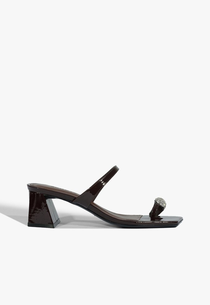 Sandália Mule Salto Médio Verniz Strass Couro Marrom