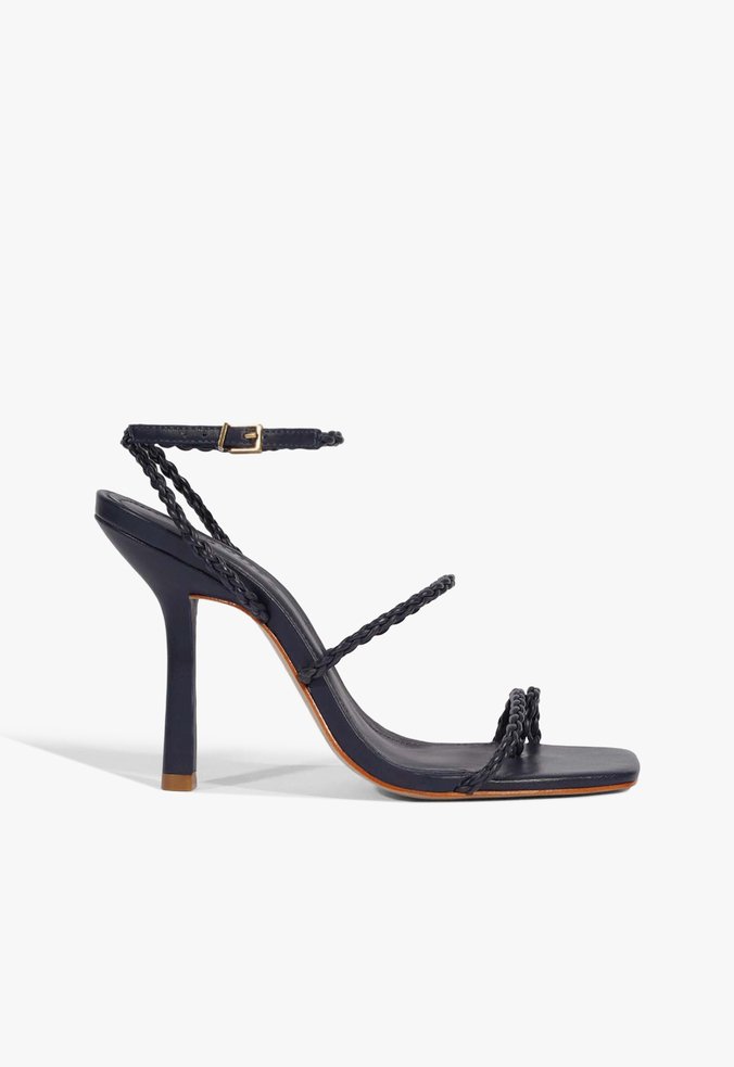 Sandália Preta Salto Fino com Tiras