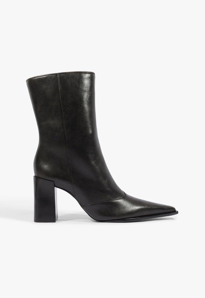 Bota Raffaela Couro Soft Preta